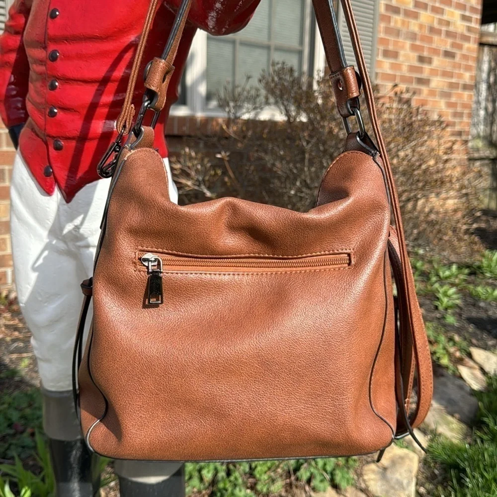 REALER~WOMENS~BROWN~SOFT FAUX LEATHER~SHOULDER BAG~LOTS OF POCKETS~PRE-OWNED~BR